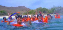 Asyiknya Snorkeling Ramai-ramai di Pink Beach