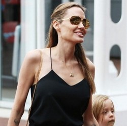 Angelina Jolie Stres Gara-gara Payudara Barunya