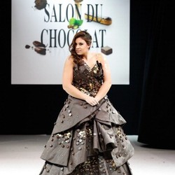 Berbalut Coklat Seberat 6 Kg, Bartoli Beraksi di Atas Catwalk