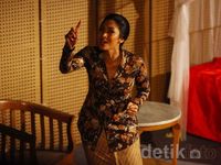 Happy Salma Pentaskan Monolog