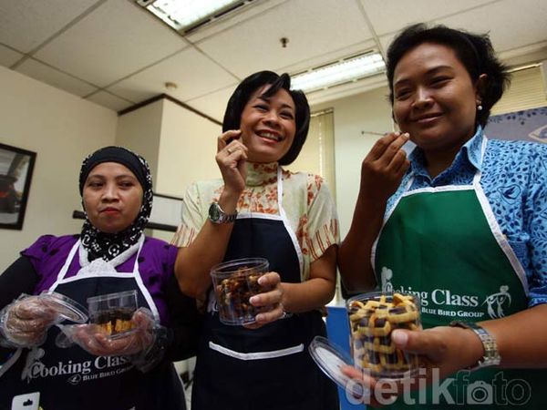 Istri Pengemudi Taksi Dapatkan Pelatihan Membuat Kue