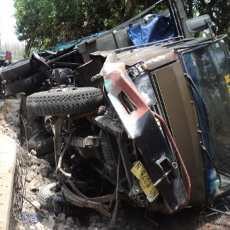 Honda Jazz Ringsek Ditabrak Truk Fuso, Empat Penumpang Selamat