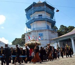 Soal Kirab dan Pembubaran Lembaga, Dewan Adat: PB XIII Emosional
