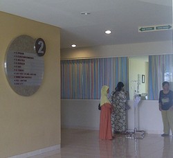 Siswi Korban Serudukan Mobil Anggara Masih Dirawat di RS