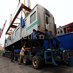 Tanjung Priok Kedatangan 30 Gerbong KRL Bekas Asal Jepang