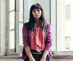 Tampil Gaya Ala Shareefa Daanish dari Pasar Loak Hingga Barang Branded