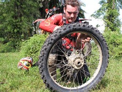 Bocor Ban, Riders Asal Australia Tambal Ban Sendiri