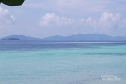 Kilau Biru Pantai Waiwo Raja Ampat