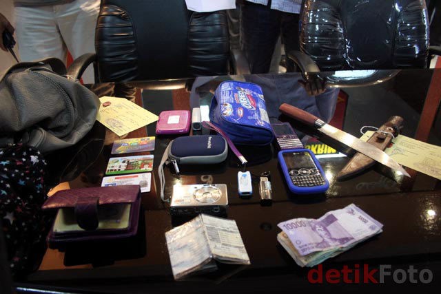 Nahas! Lolos dari Jambret, Uang dan Gadget TKI Digasak Sang Penolong Nahas! Lolos dari Jambret, Uang dan Gadget TKI Digasak Sang Penolong