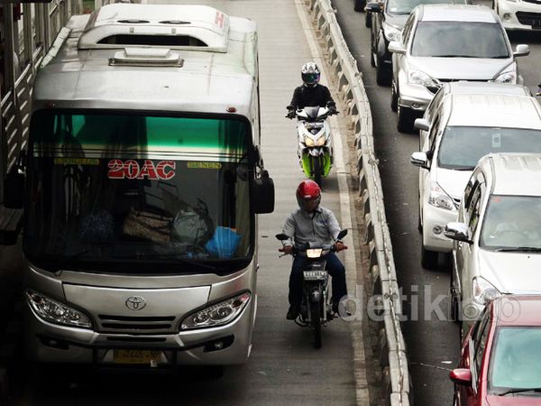 Tak Takut Denda, Pemotor Terobos Jalur Busway
