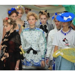 Topshop dan Desainer Inggris Rilis Koleksi Terinspirasi Girlband Khayalan