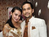Ini Baju Pengantin Shireen Sungkar dan Teuku Wisnu