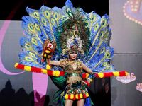 Aksi Whulandary di Parade Kostum Nasional Miss Universe 2013