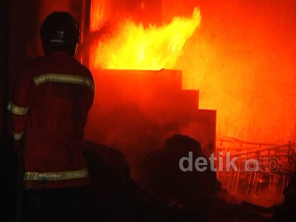 7 Jam Lebih Api Membakar Pertokoan Pacific Megah