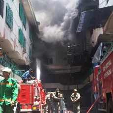 Hampir 7 Jam Api Masih Mengamuk di Pertokoan Pacific Megah 