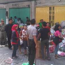 Pedagang Pertokoan Pacific Megah Evakuasi Barang-barangnya