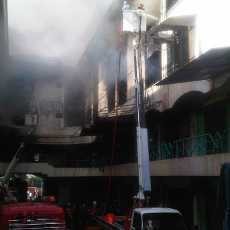 Hampir 12 Jam Api yang Membakar Pertokoan Pacific Megah Belum Padam
