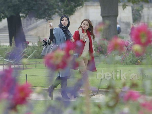 Dari Eiffel ke Louvre, Acha dan Dewi Sandra Cari Jejak Islam di Paris