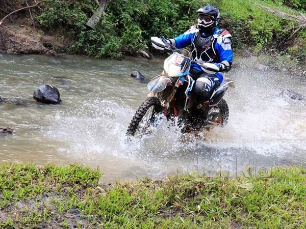 Menaklukkan Alam Sumatera dengan Motor Trail