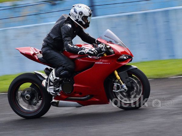 Kebut-kebutan dengan Ducati di Sirkuit Sentul