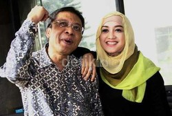  Sesenggukan di KPK, Sefti Nilai Vonis Fathanah Terlalu Berat