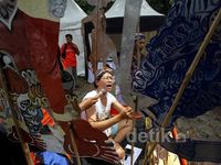 Bermain Wayang di Atas Bemo