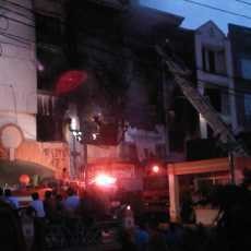 Api yang Melumat Pertokoan Pacific Megah Belum Seluruhnya Padam 