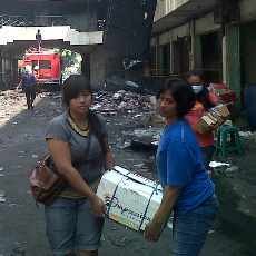 Khawatir Api Kembali Membara, Para Pemilik Toko Evakuasi Barang