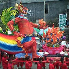 Ribuan Warga Usung Ogoh-ogoh Peringati 1 Suro