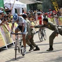 Balap Sepeda Banyuwangi Tour de Ijen Kembali Diwarnai Insiden Menggelikan