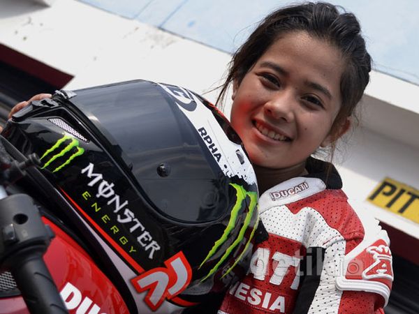 Desti Jatuh Cinta Pada Ducati