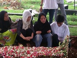 Satpam Bachrudin Dimakamkan, Istri: Ayah, Mama Ikut...