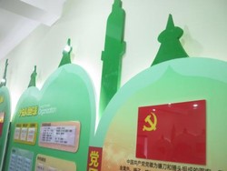 Di Sekolah Ini, Logo Palu Arit Bersanding dengan Kubah Masjid 