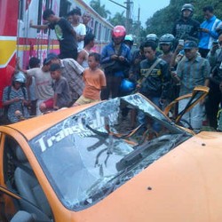 Taksi Tertabrak Commuter Line di Cipinang, Jalur KRL ke Bekasi Tersendat