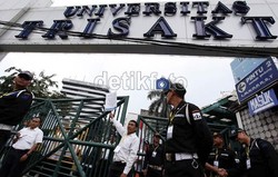Sengketa Pengurus, Ratusan Civitas Kampus Trisakti Demo Tolak Eksekusi