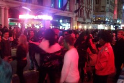 Di London Malam Itu, Semua Orang Adalah Zombie dan Penyihir