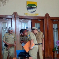 Gagahnya, PNS di Bandung Pakai Iket