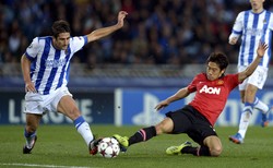 Markel Bergara berebut bola dengan Shinji Kagawa dalam pertandingan di Estadio Anoeta, Rabu (6/11/2013) dinihari WIB. Reuters/Vincent West.