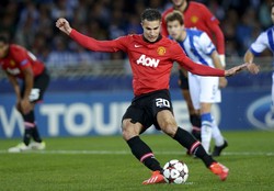 MU mendapatkan penalti di menit ke-69 usai Young dilanggar di kotak terlarang. Van Persie maju jadi algojo tapi bola mengenai tiang gawang. Reuters/Vincent West.