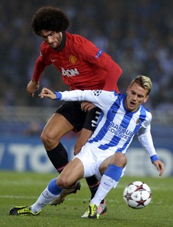Marouane Fellaini melakukan pelanggaran terhadap Antoine Griezman. Reuters/Vincent West.