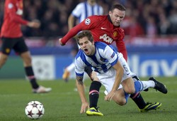 Wayne Rooney melakukan pelanggaran terhadap Inigo Martinez
