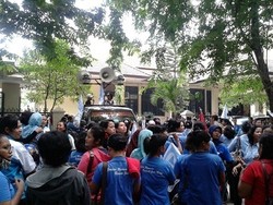 Ratusan Buruh Padati PTUN, Tunggu Putusan Soal Penangguhan UMP DKI