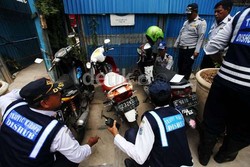  Pengendara Motor: Tangkap Itu Preman Penguasa Parkir Liar