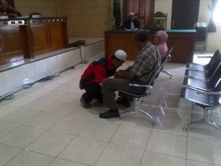 Sambil Berlutut di Persidangan, Sopir FPI Penabrak Ibu di Kendal Minta Maaf