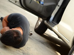 Pria Ini Lompat dari Mobil Karena Cekcok dengan Pacar