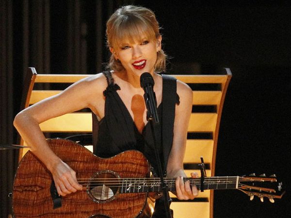 Aksi Para Musisi Country di CMA Awards 2013