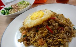 Pondok Kuliner: Makan Nasi Goreng, Gratis Kopi dan Wifi di Food Court Pinggir Jalan