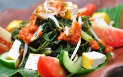 Ada Rujak Kangkung dan Itiak Lado Mudo di Pasar Senggol 