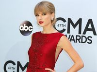 Keanggunan Taylor Swift Bergaun Merah
