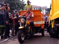 Ahmad Heryawan Serahkan Motor dan Truk Sampah
